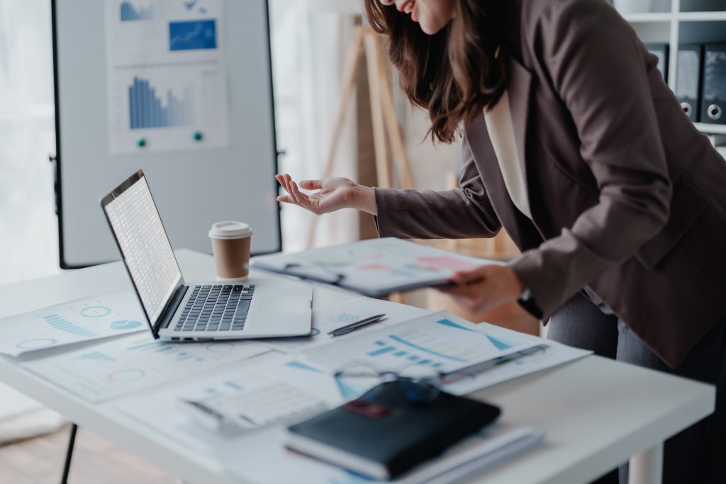 Business analyst scraping Yahoo Finance with Python and BeautifulSoup to analyze US stock market data and reports