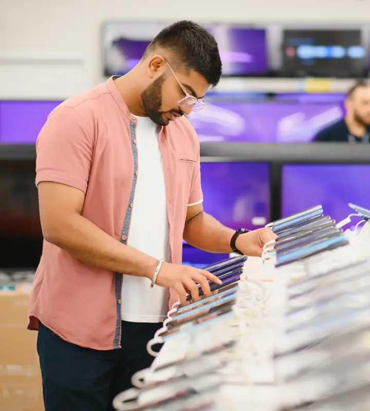 Team collaboration image — Bestbuy scraping discussion and retail data analysis workflow